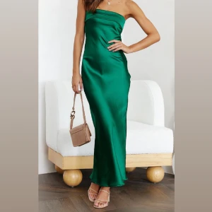 Grön satinklänning | strl S - Beställde denna klänningen från Toperth, tyvärr så passade den inte och det uppkom svårigheter när jag skulle returnera klänningen, därav säljer jag den här. Den är i väldigt fint skick, och den ser ut som på bilden. Den är lite större i storleken 🖤