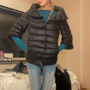 Trekvartsärmad jacka - Skit snygg svart trekvartsärmad Herno inspirerad dunjacka från Guess med vida ärmar och stor krage. Finns qr-kod i som äkthetsbevis