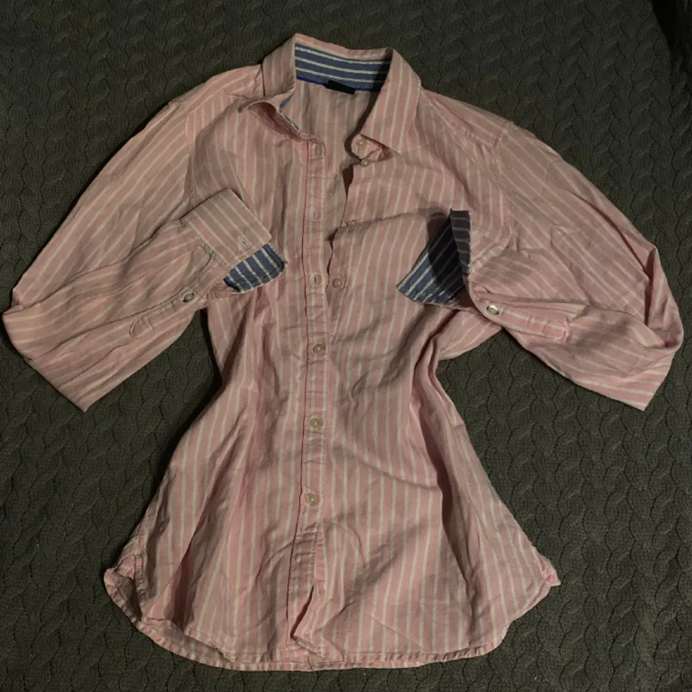 En söt rosa skjorta från Gina i storlek 34. Den är i bra skick.. Skjortor.