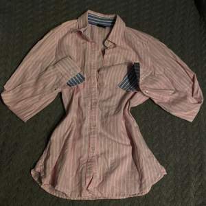 En söt rosa skjorta från Gina i storlek 34. Den är i bra skick.