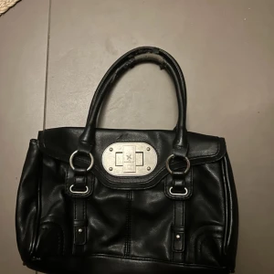 Fiorelli - Väska köpt secondhand, några defekter men mycket kvar att ge. Pris kan sänkas vid en snabb affär