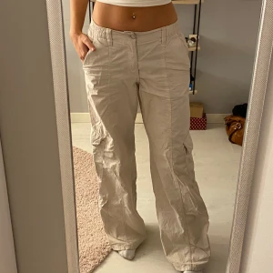 Cargo byxor  - Vita cargo byxor från zara 💓  Innerbenslängd: 82,5cm, midjemått: 40cm, jag är 176cm 