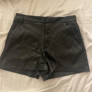 Skinn short från zara  - Säljer mina fina skinn short från zara