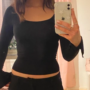 Svart långärmad topp - Säljer denna snygga oanvända svarta topp, då den var för liten storlek när jag köpte den💘⚡️🤩