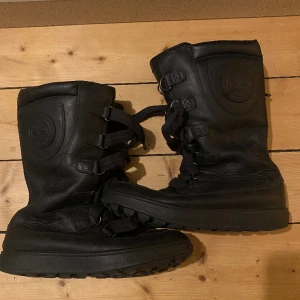 Vinter skor - Säljer ett par super fina och väll skötta Timberlake skor i väldigt bra skick men som tyvärr aldrig kommer till användning💘 skorna är i svart läder som är vattentät