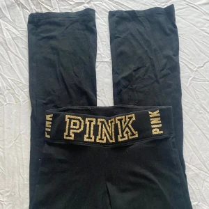 Victorias secret pink yoga pants  - INGA BILDER PÅ DÅ DEM ÄR FÖR SMÅ❌ Victorias secret pink yoga pants utsvängda bootcut byxor INTE fold over ok skick men saknas fler stenar se bilder  Midjemått: 35 cm  Innerbenslängd: 82 cm  Ytterbenslängd: 104cm  