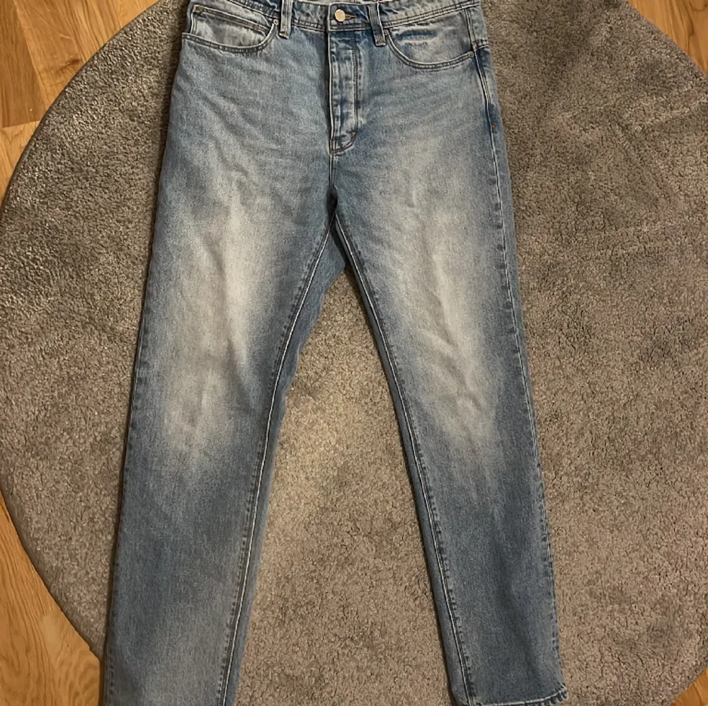 Jeans från märket Abrand Jeans. Köpte nyligen för 900 men aldrig använda, storlek 32/32 90s relaxed passform.. Jeans & Byxor.