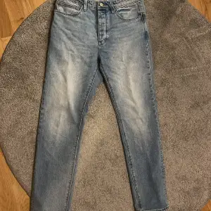 Jeans från märket Abrand Jeans. Köpte nyligen för 900 men aldrig använda, storlek 32/32 90s relaxed passform.