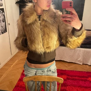 Pälsjacka  - Superfin pälsjacka från Urban Outfitters i storlek xs✨