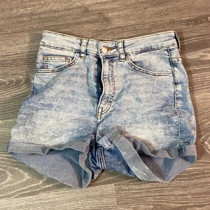 2 jeans shorts - Säljer båda två samtidigt eftersom jag inte har använt dom, högmidjade