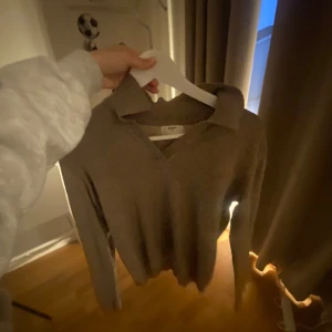 Stickad tröja  - Säljer den här tröjan då den inte kommer till användning💕