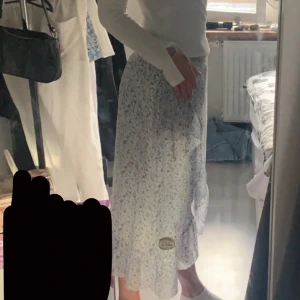 Lång kjol med blommor🌸💙 - (läs allt) En super fin lång kjol med blå blommor, älskar denna kjolen men den är tyvärr lite förliten för mig, och blev inte använd i sommars. Bra skicka inga defekter!💙Denna passar till nästan allt.  Det är en klistermärke på spegeln på första bilden.💙💙