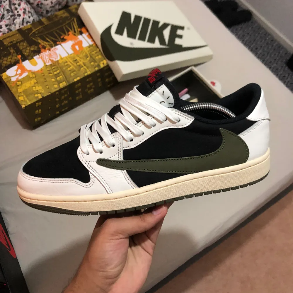 Jordan 1 low Travis Scott 🫒  Size: 43/ US11 wmns  Använd två gånger  Allt orginal tillbehör medföljer samt kvitto. Skor.