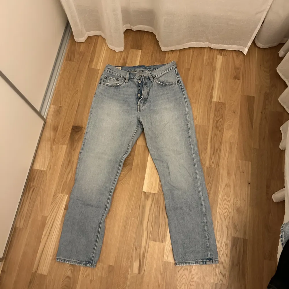Första bilden lånad. Säljer mina superfina levis 501 jeans❤️‍🔥. Jeans & Byxor.