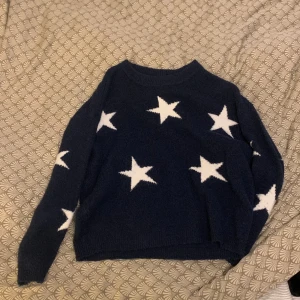 Stickad tröja med stjärnor⭐️ - Jättefin stickad tröja köpt här på plick innan använd ett par gånger men bra skick👍🏼 Lappen var bortklippt när jag köpte den men är i storlek S