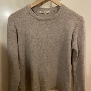 Stickad tröja  - Stickad tröja ifrån pull and bear, Säljer då den inte kommer till användning, har en förnyad annons med gratis frakt!!