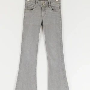Lågmidjade jeans  - Säljer jättefina lågmidjade bootcut jeans ifrån gina tricot (gina young) lägger ut annons igen då jag råkade göra budgivning på den andra! De är helt oanvända därav är lapparna kvar💕💕💕💕