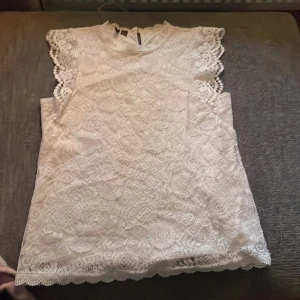 Vit blus  - Vit blus med blommor, bra skick, använd några få gånger🤍