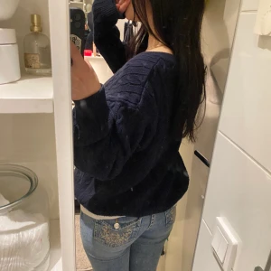 mörkblå stickad tröja - jättefin oversized tröja från brandy melville, köpt för långe sen på second hand i storlek M. tror inte att just den här modellen tillverkadas längre