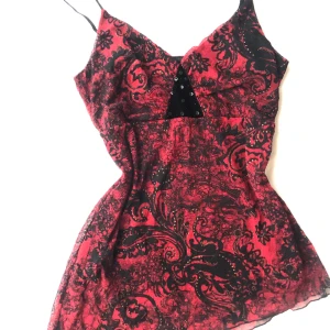 Längre linne - Ett mörkrött lite längre linne med fint mönster