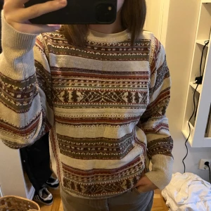 Sweater - Köpt second hand i somras, använd ett fåtal gånger. Köparen står för eventuell frakt. 🌸