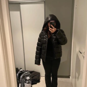 Superdry jacka - Varm och fin vinterjacka. Använd men fortfarande i gått skick. Är i storlek L men sitter fint på M också. Nypris 1500kr