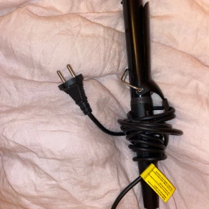 Björn Axén locktång - Använt en gång. Super skick! Köpt för 700kr. Säljer för 600kr❤️