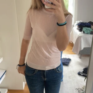 Fest topp  - En jättefin topp från zara som aldrig kommit till användning då jag tycker den är lite för genomskinlig! Om ni undrar något så får ni jättegärna skriva och fråga!! Frakten ingår i priset 
