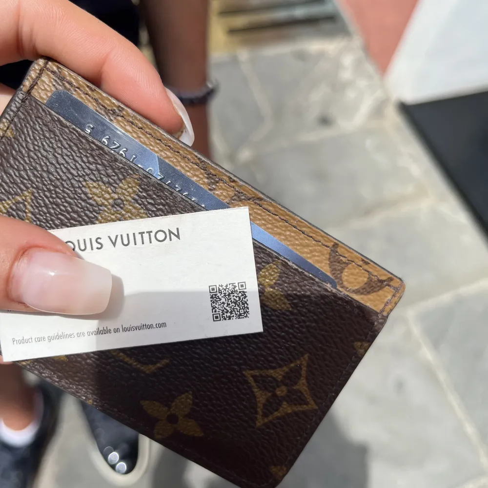 Äkta Louis Vuitton plånbok, sparsamt använd och noll defekter! Ljus och mörk läder(unik modell) äkta bevis, bok med mera kommer på köpet! Fler direktpris: 2900kr, kan absolut gå ner i pris vid snabb affär! Skriv för intresse . Accessoarer.