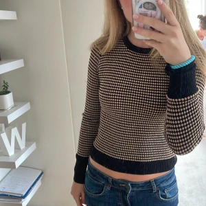 Zara tröja  - En jättefin mönstrig långärmad tröja från zara! Har ett litet hål på armbågen, men de syns knappt! Hör av er om det är något mer ni undrar eller om ni vill ha mer bilder! ❤️frakten ingår i priset 