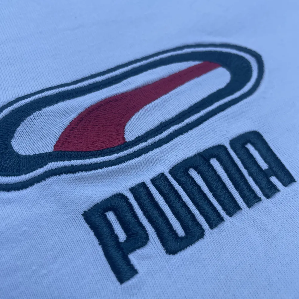 Grå t-shirt från Puma med broderat märke på bröstet⭐️Storlek: L Min längd: 180 cm. T-shirts.