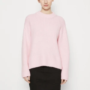 Rosa stickad tröja - Säljer denna eftertraktade stickade tröjan från gina som liknar den från arket. Den är slutsåld och jätte efter traktad. Den har endast använts en gång så den är i ny skick. Hör av er vid funderingar. Använd gärna köp nu funktionen ☺️