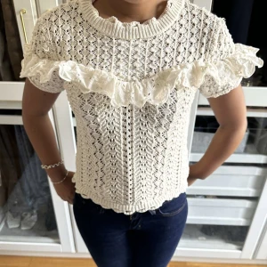 Stickad zara t shirt med volang  - Så så så fin. Storlek L men sitter så här på mig som vanligtvis har storlek xs-s💌💥