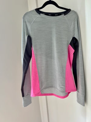 Träningströja H&M - Träningströja från H&M som tyvärr aldrig har blivit använd!   🍓 Storlek: S 🍓 Material: 83% polyester, 17% elastan 🍓 Skick: Aldrig använd 