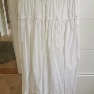 Vit långkjol - Vet ej hur använd eftersom det är min mammas kjol sen hon va liten. Jag säljer pga att den inte sitter bra p mig. Vet ej om jag vill sälja vill se vad jag kan få för den. Priset kan ändras bara skriv. Bra skick