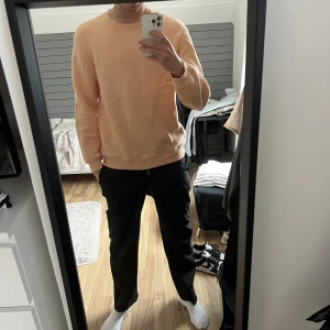 Sweatshirt  - En sweatshirt i färgen peach. Inte använd alls mycket och är nästan som ny.