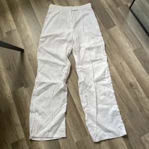 Linnebyxor  - Vita linnebyxor från nakd. Storlek 40 men skulle säga att de är en 38. Går att ha low waist
