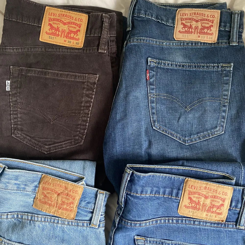 Fyra par levis jeans i lite olika storlekar (se bild 2), bara att skriva för mått eller fler bilder! 350kr/st💕alla är i modell 511 förutom dom ljusblåa som är 501 i strl 31/32🫶🏼. Jeans & Byxor.