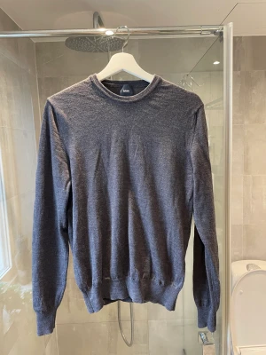 Merinotröja  - Säljer denna snygga Merinotröja, lite mindre i storleken så passar xs/s 100% merinoull och gjord i Italien Condition 9/10 Inga märken eller slitage   Nypris  1400kr på Jupiter  