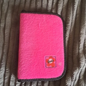 Rosa pennfack barbie - Pris är diskuterbart vid snabb affär. 💖 För mer info skicka pm. Obs! Innehållet ingår inte. Köparen står för frakten. Ansvarar inte för paketet under frakt. 