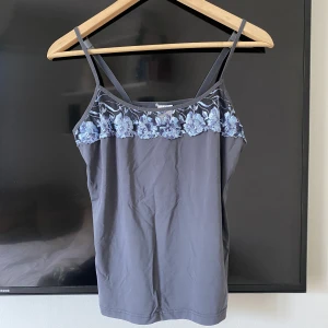 Linne - Unikt linne med broderade blommar där fram, står xl men skulle säga att det passar bättre på s/m💕