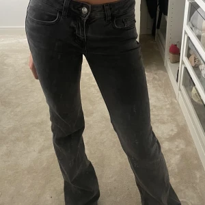 Low waist jeans - as snygga mörkgrå low waist jeans från hm. Dessa är strl 32 men skulle säga att dem passar strl 34 också! Köpta för 399 kronor.