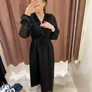 Säljer denna jättefina svarta långa klänning från Gina Tricot då den inte används. Den är alldeles ny och har prislappen kvar. Nypris 599kr mitt pris 450kr. Skriv privat vid frågor💞