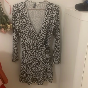 Omlottklänning i leopard  - Fin omlottklänning i storlek S 
