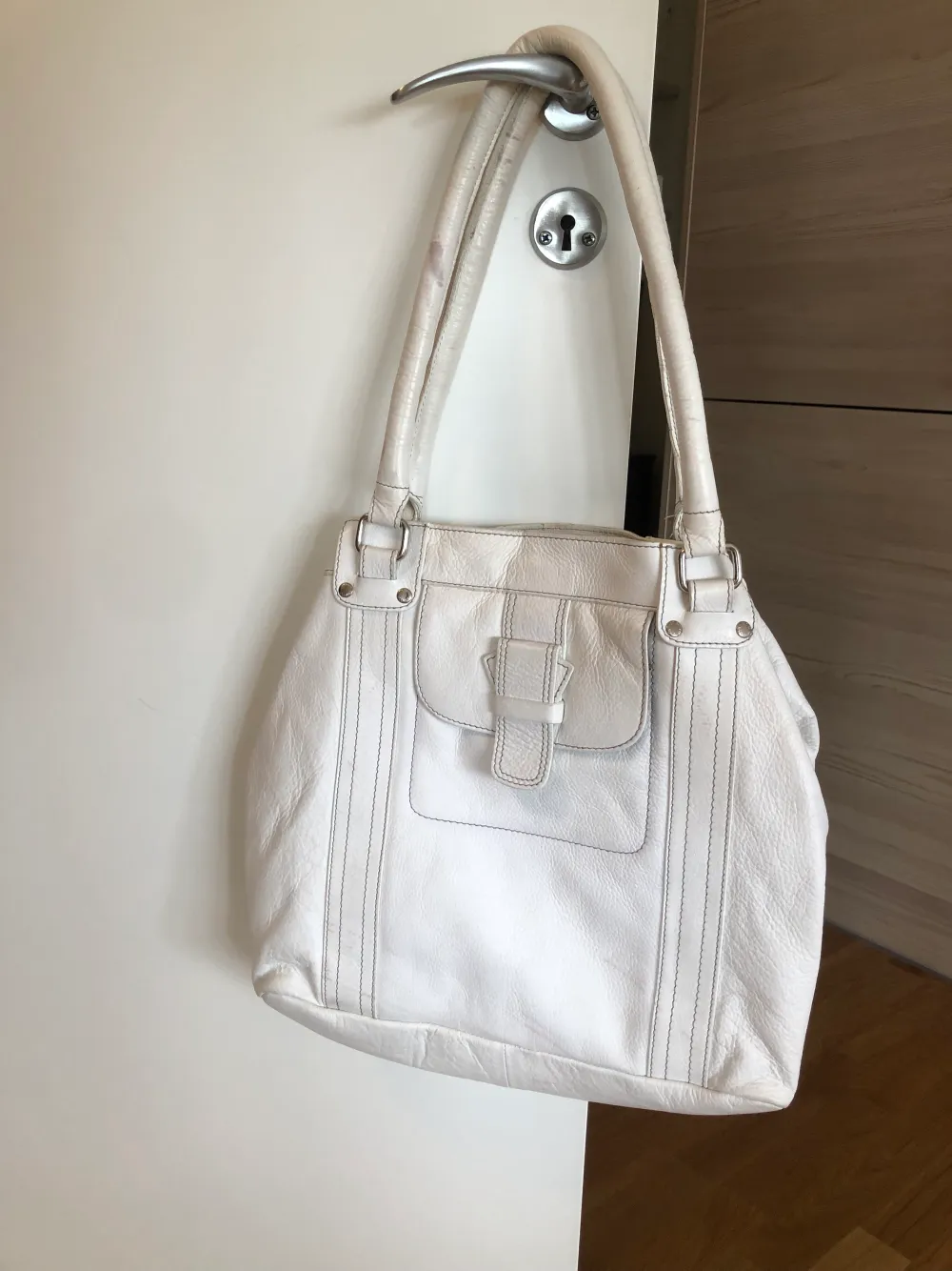 Fin, rymlig vit vintage väska. Har lite slitage på baksida och handtag. Längd 33 cm bredd 38 cm . Väskor.
