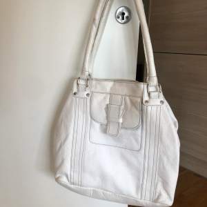 Fin, rymlig vit vintage väska. Har lite slitage på baksida och handtag. Längd 33 cm bredd 38 cm 