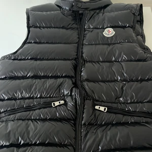 Moncler gui - Säljer min moncler väst använd i ungefär 4 månader och den är i väldigt bra skick och tag och nfc funkar på den