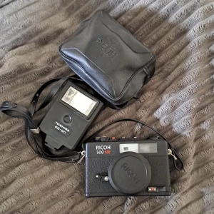 Kamera från 70tal  - Intressekoll.  Märke: ricoh 500ME. Vid frågor skicka pm. Köparen står för frakten. Ansvarar inte för paketet under frakt. 
