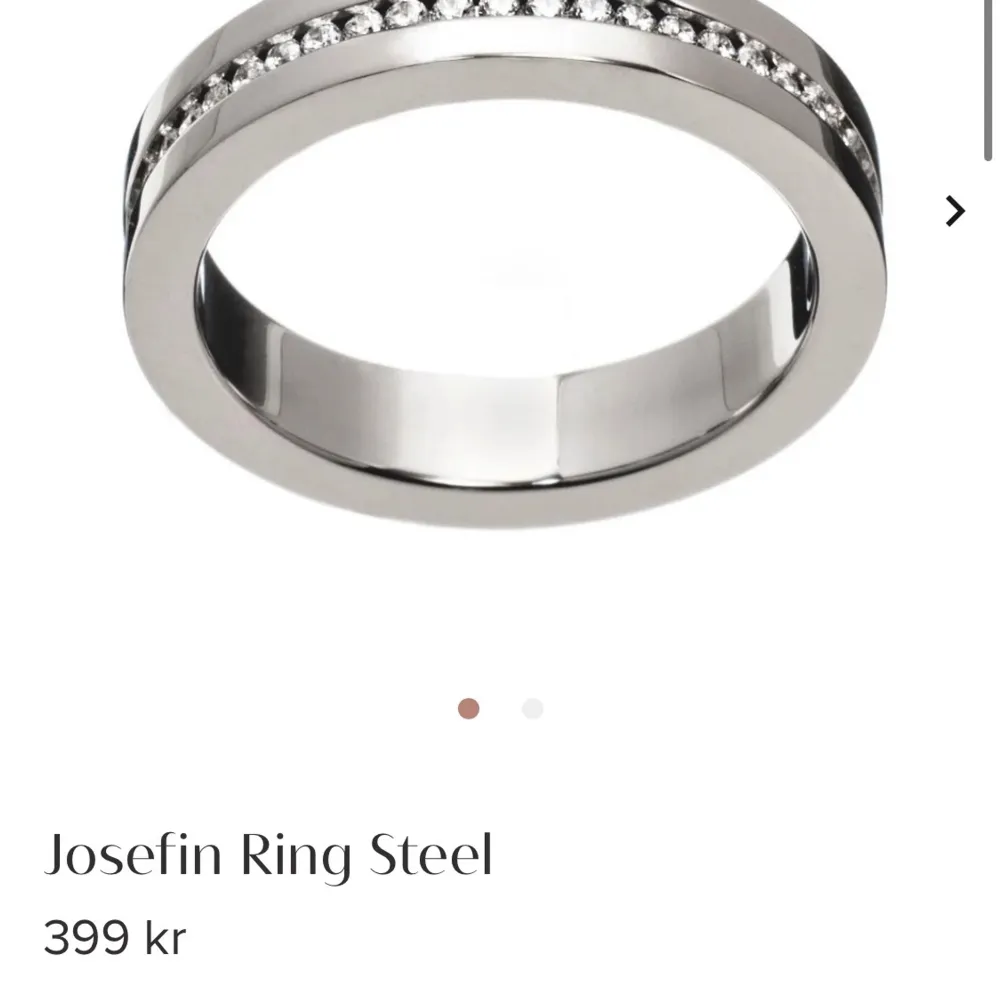 Helt ny Edblad ring (Josefin ring steel) som är för liten för mig men kan tyvärr inte byta eller lämna tillbaka. Helt oanvänd och i kartong, size xs 16 mm. Asusteet.
