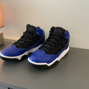 NIKE AIR JORDAN 3 MAX AURA BLACK PHOTO BLUE - Fint sick.  St 37,5.   Låda tillkommer